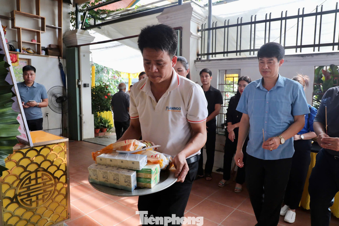 Đoàn công tác báo Tiền Phong thắp nén tâm nhang, phúng viếng và chia sẻ với gia đình ông Cầm Ai Cập.