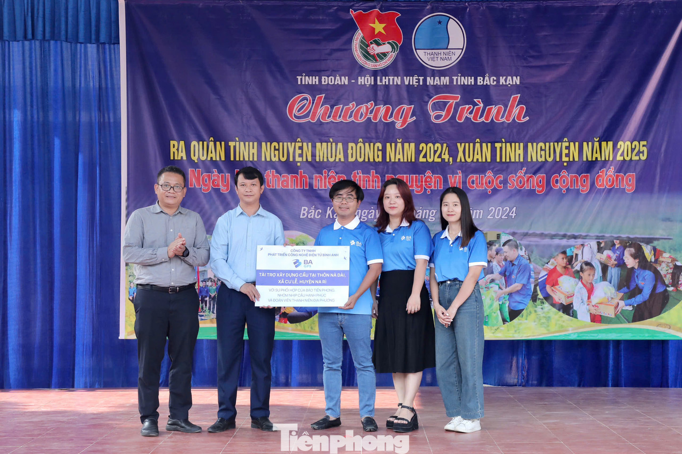 Tại buổi lễ, lãnh đạo huyện Na Rì đã tiếp nhận biển tượng trưng tài trợ 250 triệu đồng từ Công ty TNHH Phát triển Công nghệ Điện tử Bình Anh để xây dựng cây cầu mới cho thôn Nà Dài.