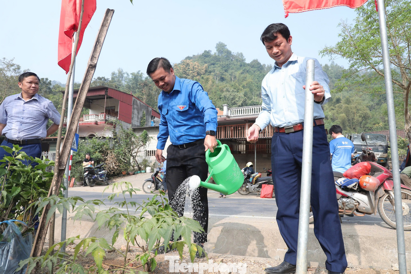Ngoài ra, chương trình cũng triển khai các hoạt động khác như trao quà cho gia đình, học sinh khó khăn, trồng cây, khánh thành sân chơi cho trẻ mẫu giáo…