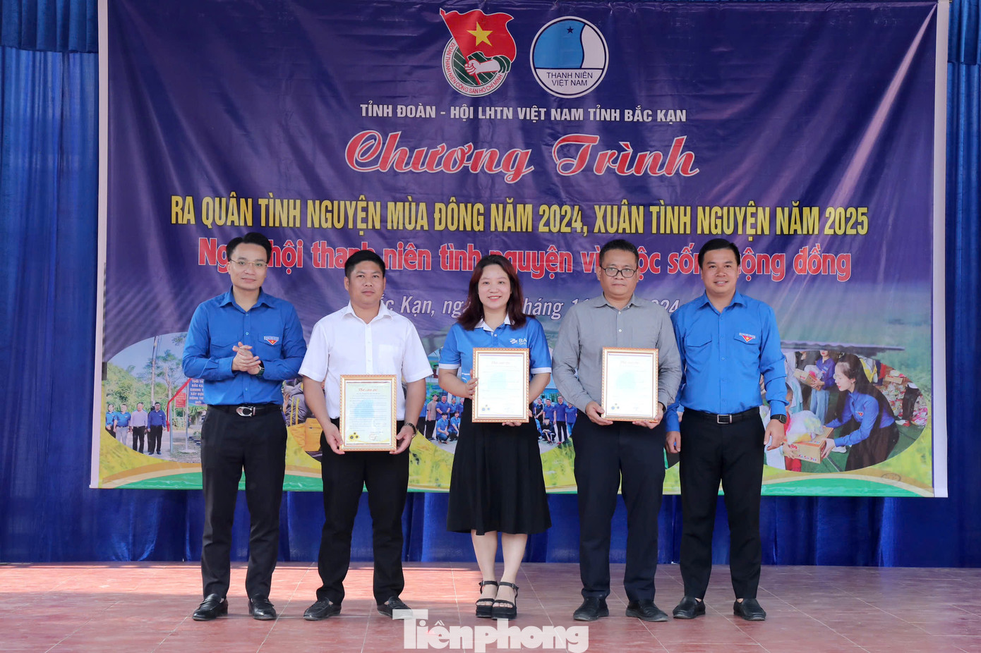 Tỉnh đoàn Bắc Kạn trao Thư cảm ơn đến Công ty TNHH Phát triển Công nghệ Điện tử Bình Anh và báo Tiền Phong.