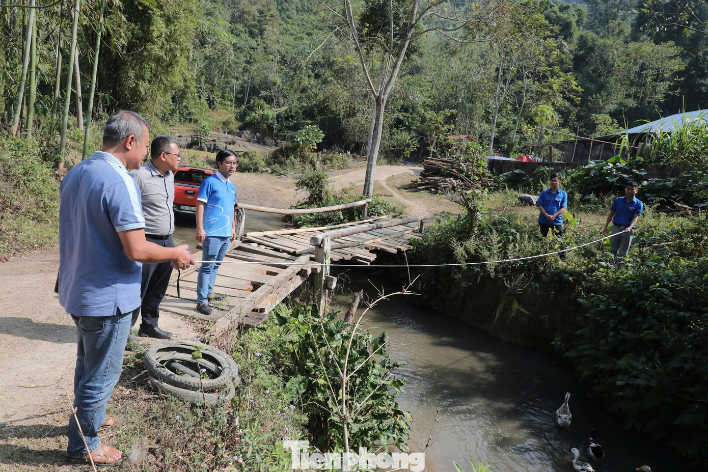 Trong đó, phần kinh phí 250 triệu đồng của công ty Bình Anh sẽ đủ để mua vật liệu, trả chi phí thuê máy móc, công nhân kỹ thuật... Phần còn lại, gồm kinh phí hỗ trợ kỹ thuật sẽ do Nhóm nhịp cầu Hạnh phúc hỗ trợ. Nhân dân, đoàn viên địa phương sẽ hỗ trợ một phần vật liệu tại chỗ và ngày công lao động.