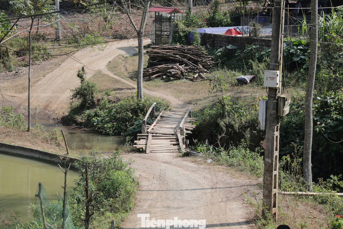 Thôn Nà Dài có 55 hộ dân sinh sống, trong đó 57% là hộ nghèo. Cơn bão Yagi vừa qua đã làm mùa màng thất bát, đẩy bà con vào tình cảnh khó khăn hơn. Cây cầu gỗ cũ nối thôn với bên ngoài bị lũ cuốn trôi, khiến dân làng bị cô lập. Học sinh phải nghỉ học dài ngày và việc tiếp tế lương thực vô cùng gian nan.