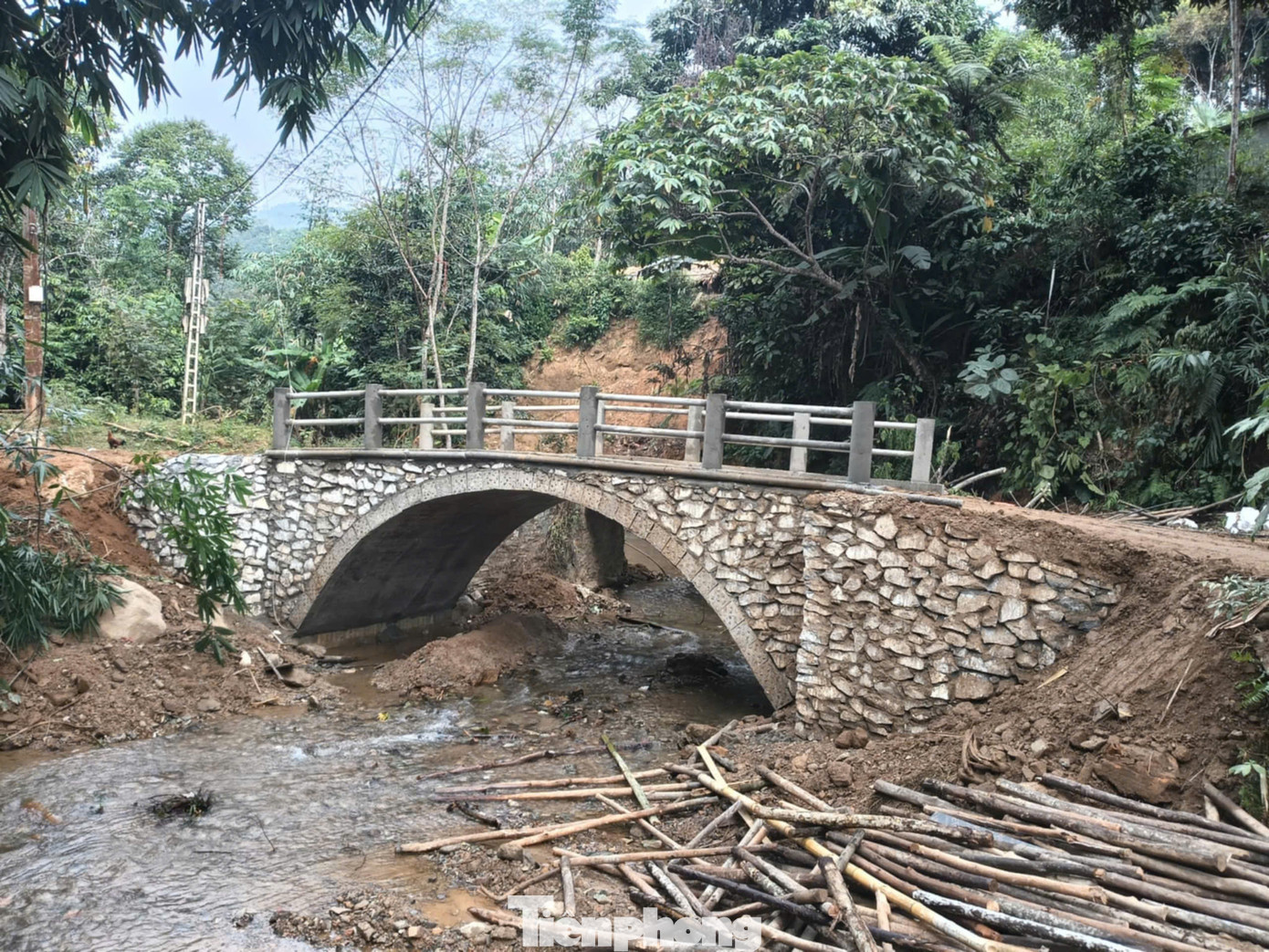 Cầu mới được thiết kế dạng cầu vòm bằng bê tông cốt thép, có tải trọng trên 10 tấn. Tổng kinh phí dự trù là 320 triệu đồng. (Hình ảnh dự kiến cây cầu sau khi được xây dựng).