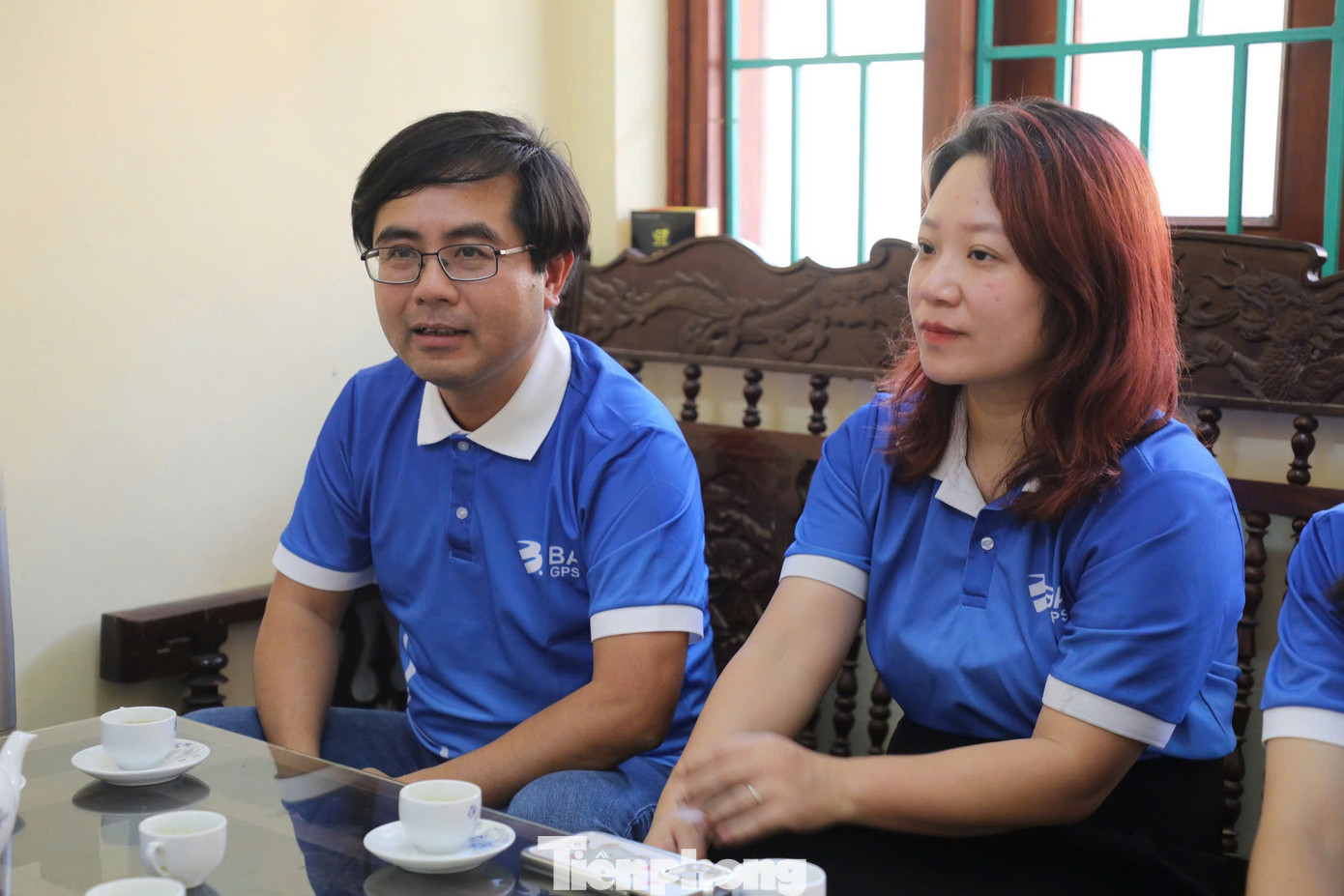 Ông Đào Thanh Anh, Chủ tịch Công ty TNHH Phát triển Công nghệ Điện tử Bình Anh (bên trái) chia sẻ: “Sau bão Yagi, chúng tôi mong muốn thực hiện một công trình để tạo ra giá trị bền vững cho bà con, đặc biệt trong việc cải thiện giao thông, giúp trẻ em được an toàn đến trường nên đã phát động toàn bộ cán bộ công nhân viên trong công ty tham gia. Hi vọng, cây cầu nhỏ này là điểm tựa vững chắc cho sự phát triển lâu dài của cộng đồng, cũng là mong muốn của cán bộ công nhân viên BA GPS và góp phần lan tỏa tinh thần đoàn kết, tương thân tương ái trong cộng đồng".