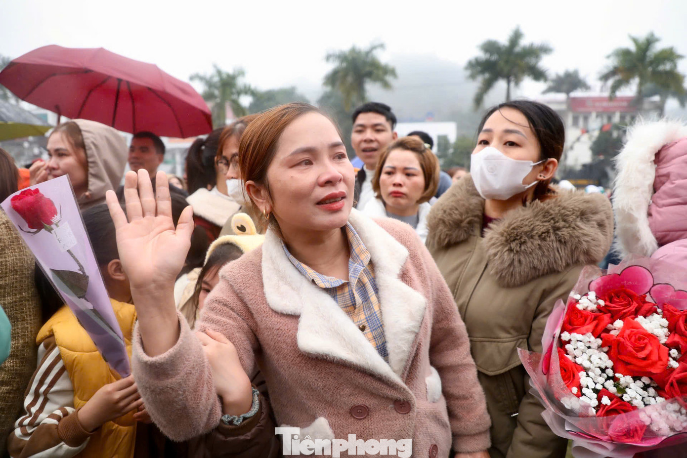 Chị Nguyễn Thị Tha, mẹ của tân binh nghĩa vụ Công an nhân dân Mai Như Thuần, xã Vô Điếm, huyện Bắc Quang không giấu được sự xúc động khi tiễn con lên đường nhập ngũ. "Tôi tự hào khi con được đứng trong hàng ngũ lực lượng Công an nhân dân. Mong con cố gắng rèn luyện, hoàn thành tốt nhiệm vụ được giao", chị Tha chia sẻ. Chị Nguyễn Thị Tha, mẹ của tân binh nghĩa vụ Công an nhân dân Mai Như Thuần, xã Vô Điếm, huyện Bắc Quang không giấu được sự xúc động khi tiễn con lên đường nhập ngũ. "Tôi tự hào khi con được đứng trong hàng ngũ lực lượng Công an nhân dân. Mong con cố gắng rèn luyện, hoàn thành tốt nhiệm vụ được giao", chị Tha chia sẻ.