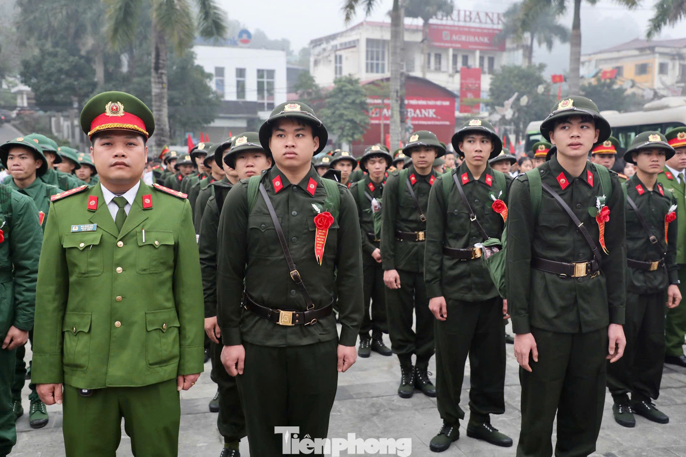 Năm nay, huyện Bắc Quang có 178 tân binh thực hiện nghĩa vụ quân sự và nghĩa vụ Công an nhân dân. Trong đó, Công an huyện Bắc Quang đạt 100% chỉ tiêu được giao với 33 công dân được tuyển thực hiện nghĩa vụ Công an nhân dân. Năm nay, huyện Bắc Quang có 178 tân binh thực hiện nghĩa vụ quân sự và nghĩa vụ Công an nhân dân. Trong đó, Công an huyện Bắc Quang đạt 100% chỉ tiêu được giao với 33 công dân được tuyển thực hiện nghĩa vụ Công an nhân dân.