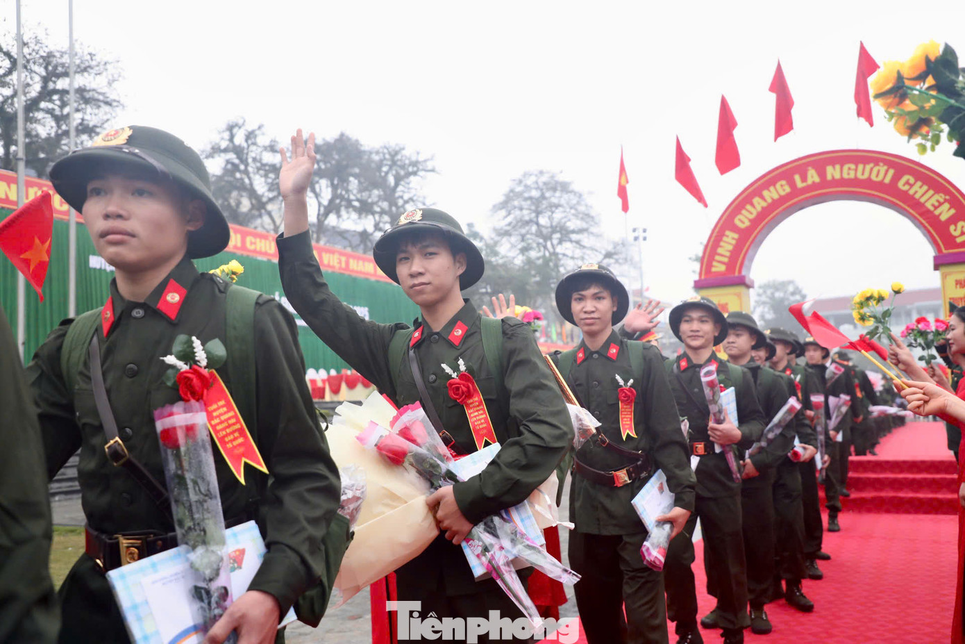 Chiến sĩ Công an nhân dân bảo đảm sức khỏe và chất lượng chính trị hăng hái, vui vẻ lên đường làm nhiệm vụ. Chiến sĩ Công an nhân dân bảo đảm sức khỏe và chất lượng chính trị hăng hái, vui vẻ lên đường làm nhiệm vụ.