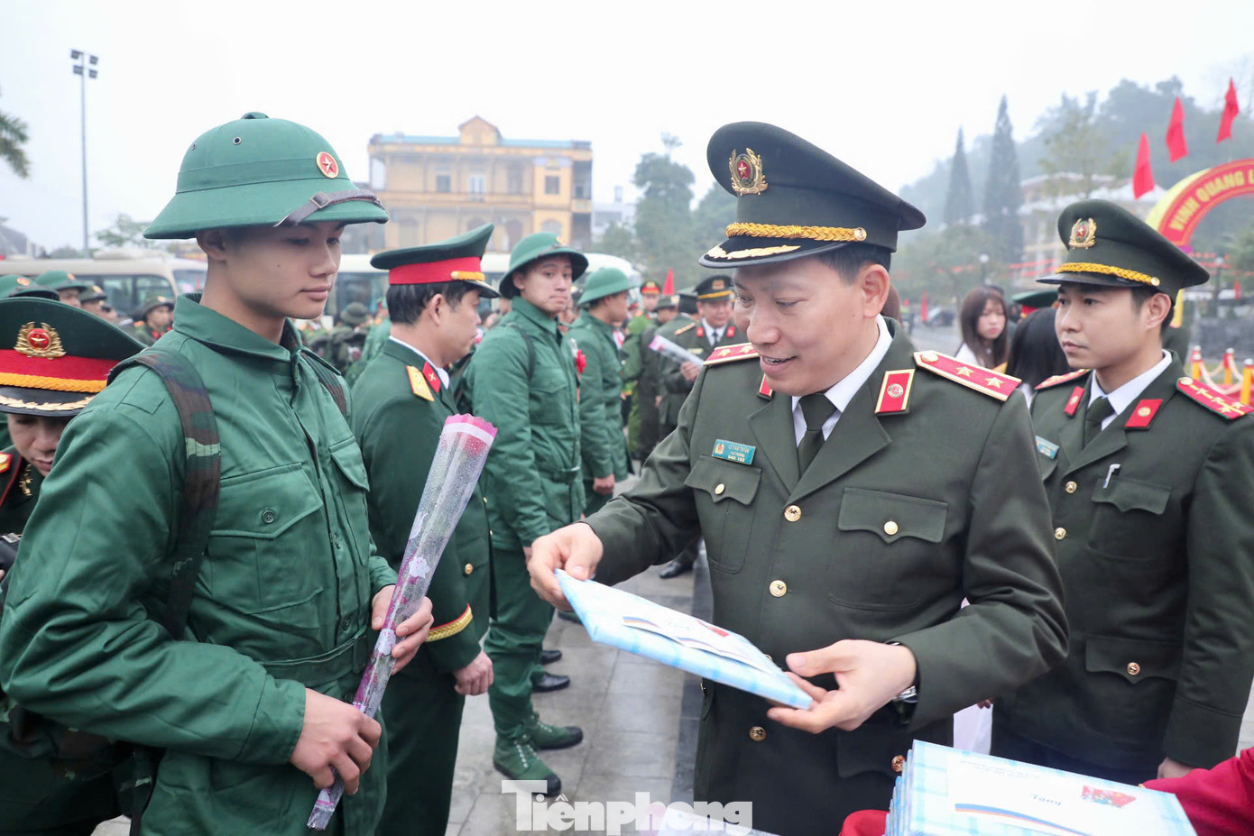 Trung tướng Lê Văn Tuyến, Thứ trưởng Bộ Công an tặng quà, động viên các tân binh lên đường nhập ngũ. Trung tướng Lê Văn Tuyến, Thứ trưởng Bộ Công an tặng quà, động viên các tân binh lên đường nhập ngũ.