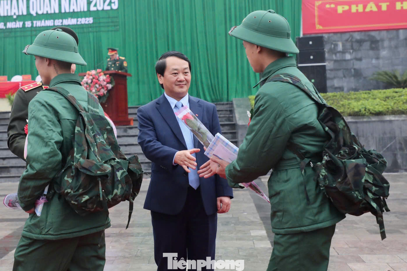 Bí thư Tỉnh uỷ Hà Giang Hầu A Lềnh tiễn các tân binh lên đường nhập ngũ. Bí thư Tỉnh uỷ Hà Giang Hầu A Lềnh tiễn các tân binh lên đường nhập ngũ.