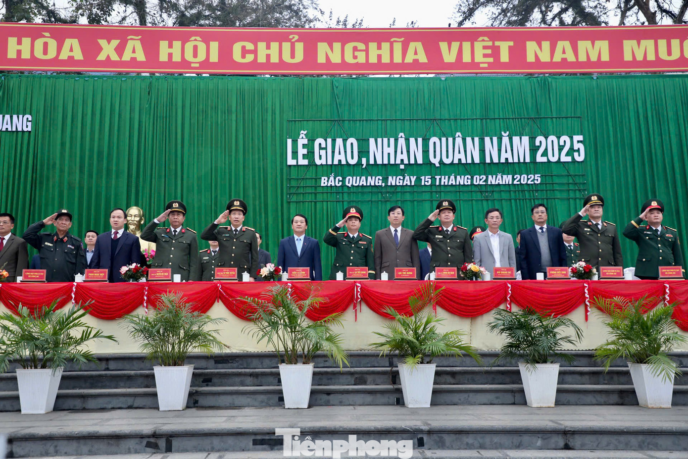 Hoà chung với không khí tưng bừng của ngày hội giao nhận quân trên cả nước, huyện Bắc Quang, tỉnh Hà Giang đã tổ chức Lễ giao nhận quân năm 2025. Buổi lễ có sự tham gia của Bí thư tỉnh uỷ Hà Giang Hầu A Lềnh, Thứ trưởng Bộ Công an Lê Văn Tuyến cùng nhiều lãnh đạo chính quyền địa phương, Bộ Chỉ huy quân sự tỉnh, Công an tỉnh. Hoà chung với không khí tưng bừng của ngày hội giao nhận quân trên cả nước, huyện Bắc Quang, tỉnh Hà Giang đã tổ chức Lễ giao nhận quân năm 2025. Buổi lễ có sự tham gia của Bí thư tỉnh uỷ Hà Giang Hầu A Lềnh, Thứ trưởng Bộ Công an Lê Văn Tuyến cùng nhiều lãnh đạo chính quyền địa phương, Bộ Chỉ huy quân sự tỉnh, Công an tỉnh.