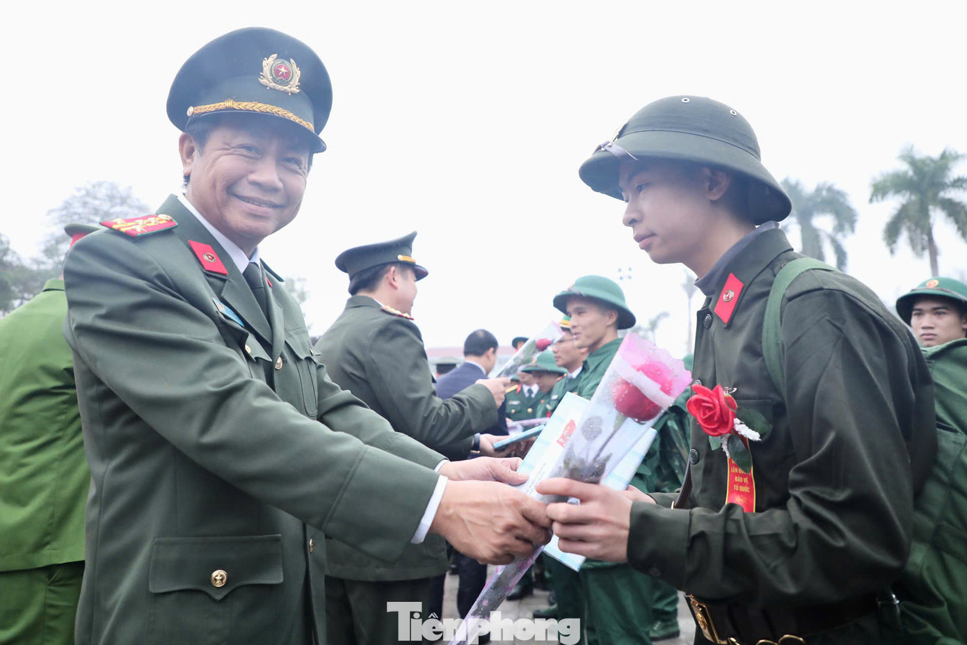 Đại tá Nguyễn Đức Thuận, Giám đốc Công an tỉnh Hà Giang tặng quà, động viên các tân binh lên đường nhập ngũ. Đại tá Nguyễn Đức Thuận, Giám đốc Công an tỉnh Hà Giang tặng quà, động viên các tân binh lên đường nhập ngũ.