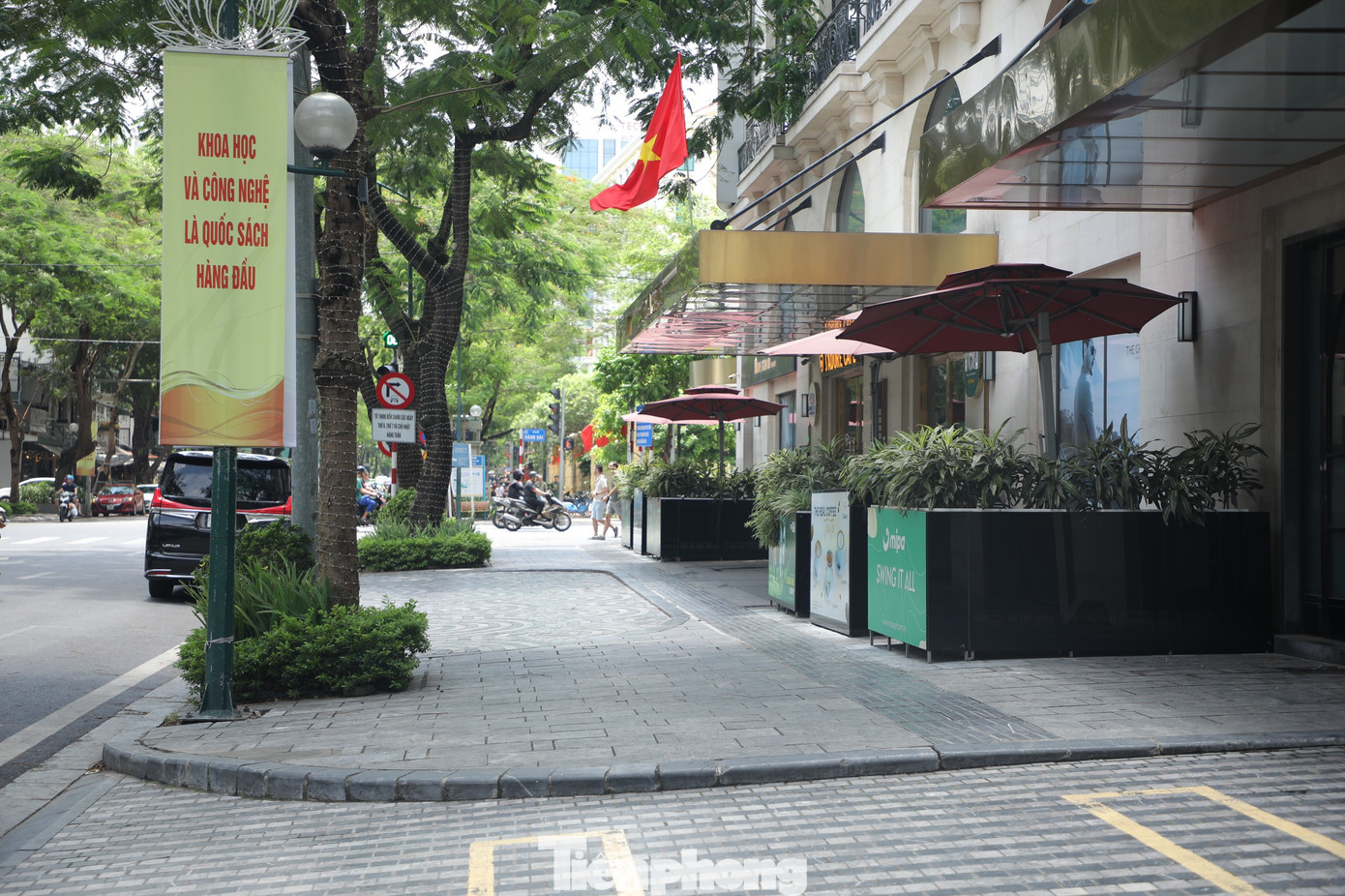 Ghi nhận của phóng viên, các điểm được cấp phép sử dụng tạm thời hè phố để kinh doanh khá gọn gàng, sạch sẽ, đảm bảo mỹ quan. Phần vỉa hè dành cho người đi bộ thông thoáng.