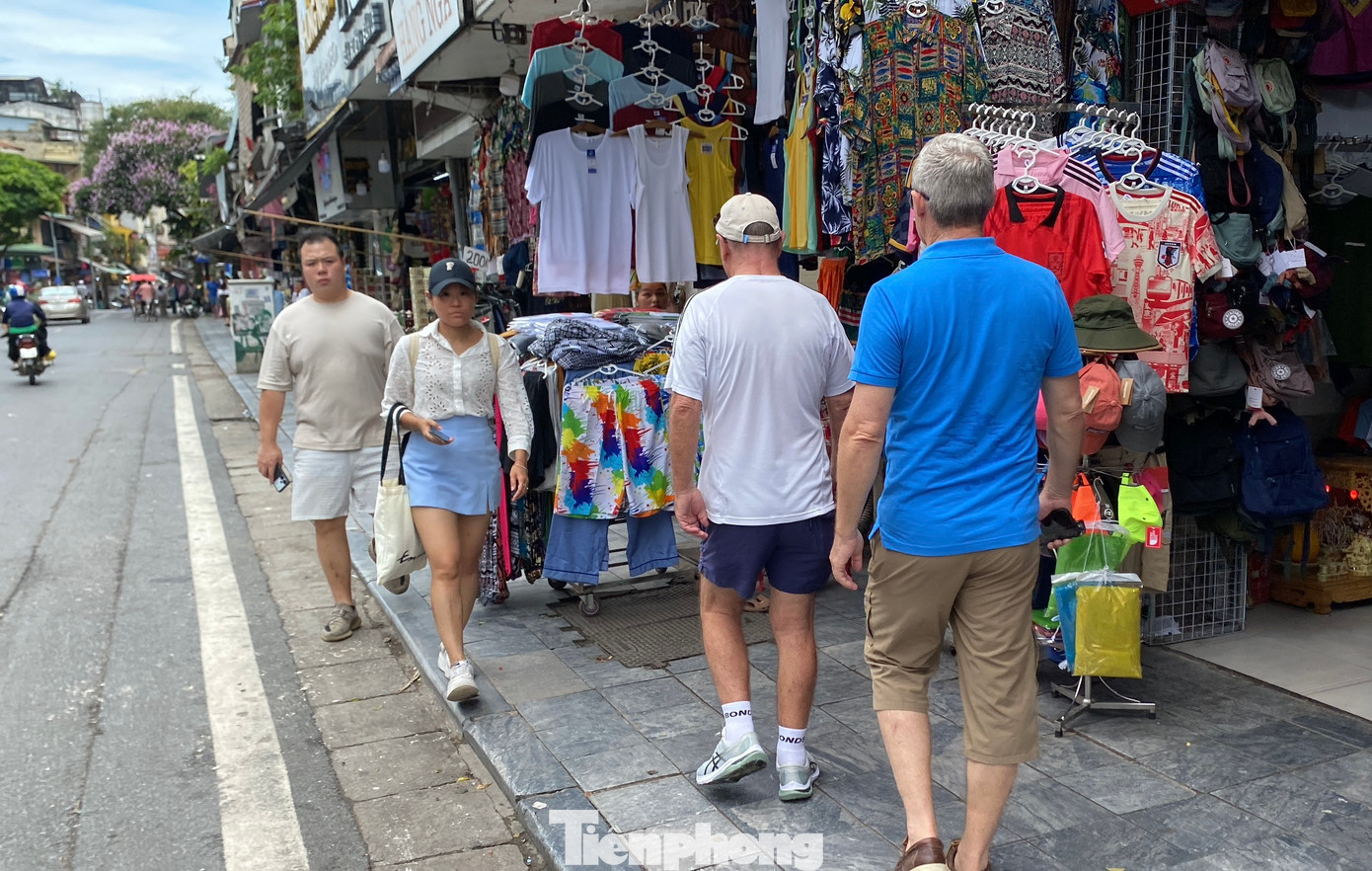Những ngày qua, ghi nhận tại nhiều tuyến phố khác như Hàng Ngang, Hàng Đào, Hàng Buồm, Hàng Cót, Cầu Gỗ…, tình trạng lấn chiếm vỉa hè để kinh doanh vẫn xảy ra.