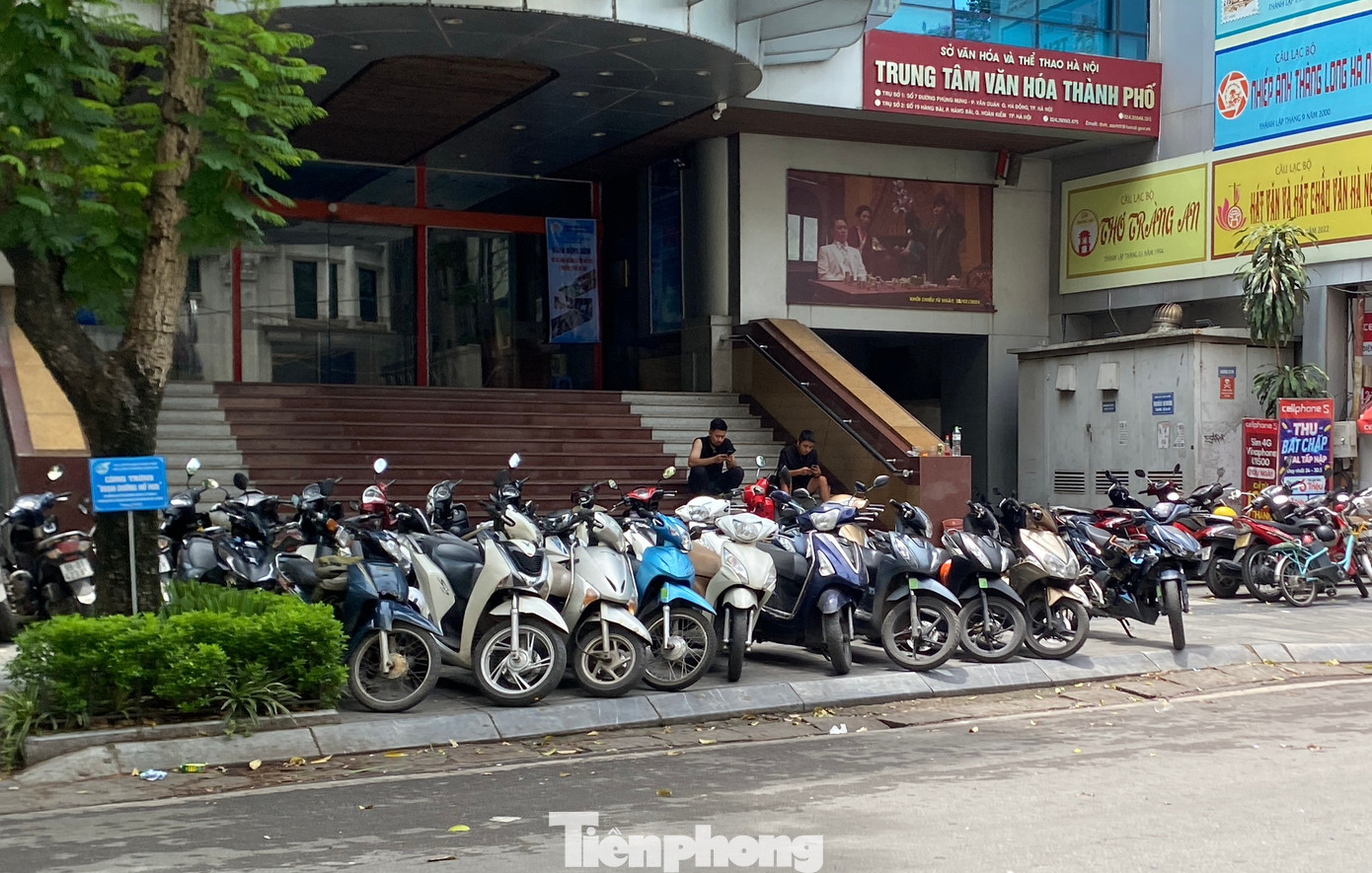 Vỉa hè tại phố Hàng Bài, Hai Bà Trưng bị chiếm dụng thành bãi gửi xe trái phép.