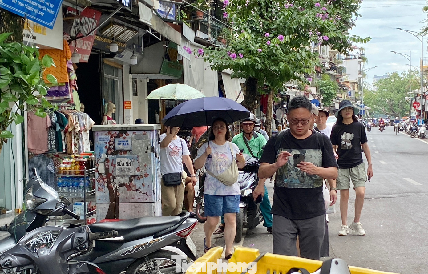 Tại phố Hàng Đào, du khách đi bộ bị đẩy xuống lòng đường.