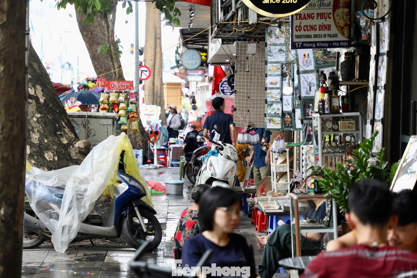 Mặc dù khu vực vỉa hè các vị trí nói trên nhiều điểm đảm bảo về diện tích, nhưng tình trạng lấn chiếm để kinh doanh vẫn đang diễn ra.