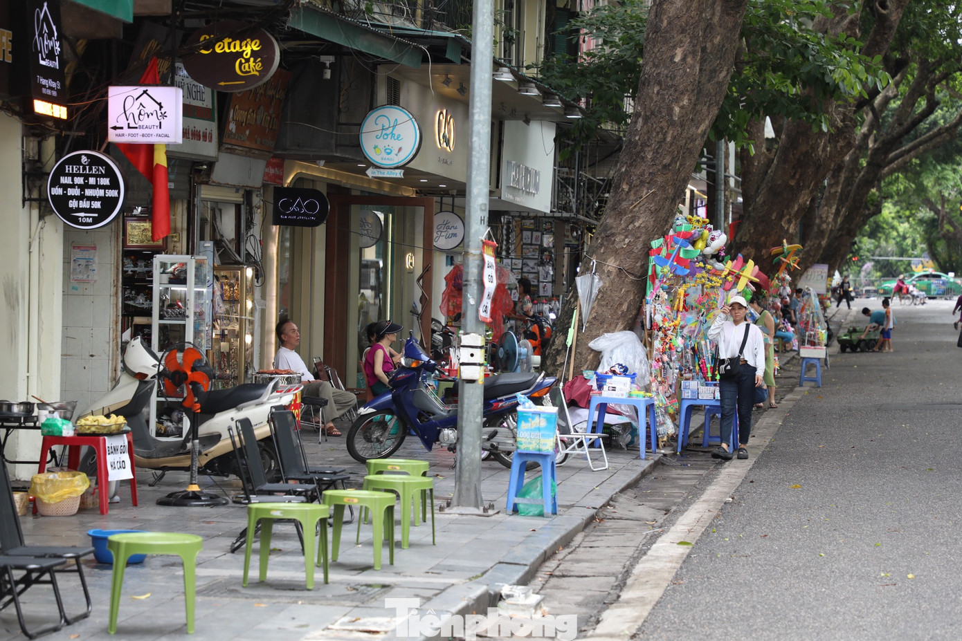 Quận Hoàn Kiếm đang đề xuất cho thuê thêm 15 vị trí trên 5 tuyến phố trong không gian đi bộ (gồm Đinh Tiên Hoàng, Hàng Khay, Hàng Bài, Nguyễn Xí, Lê Thái Tổ) trong khung giờ hoạt động của không gian đi bộ hồ Hoàn Kiếm và phụ cận và 21 vị trí trên 5 tuyến phố ngoài không gian đi bộ (gồm Lý Thường Kiệt, Phan Chu Trinh, Bà Triệu, Lê Phụng Hiểu, Ngô Quyền).