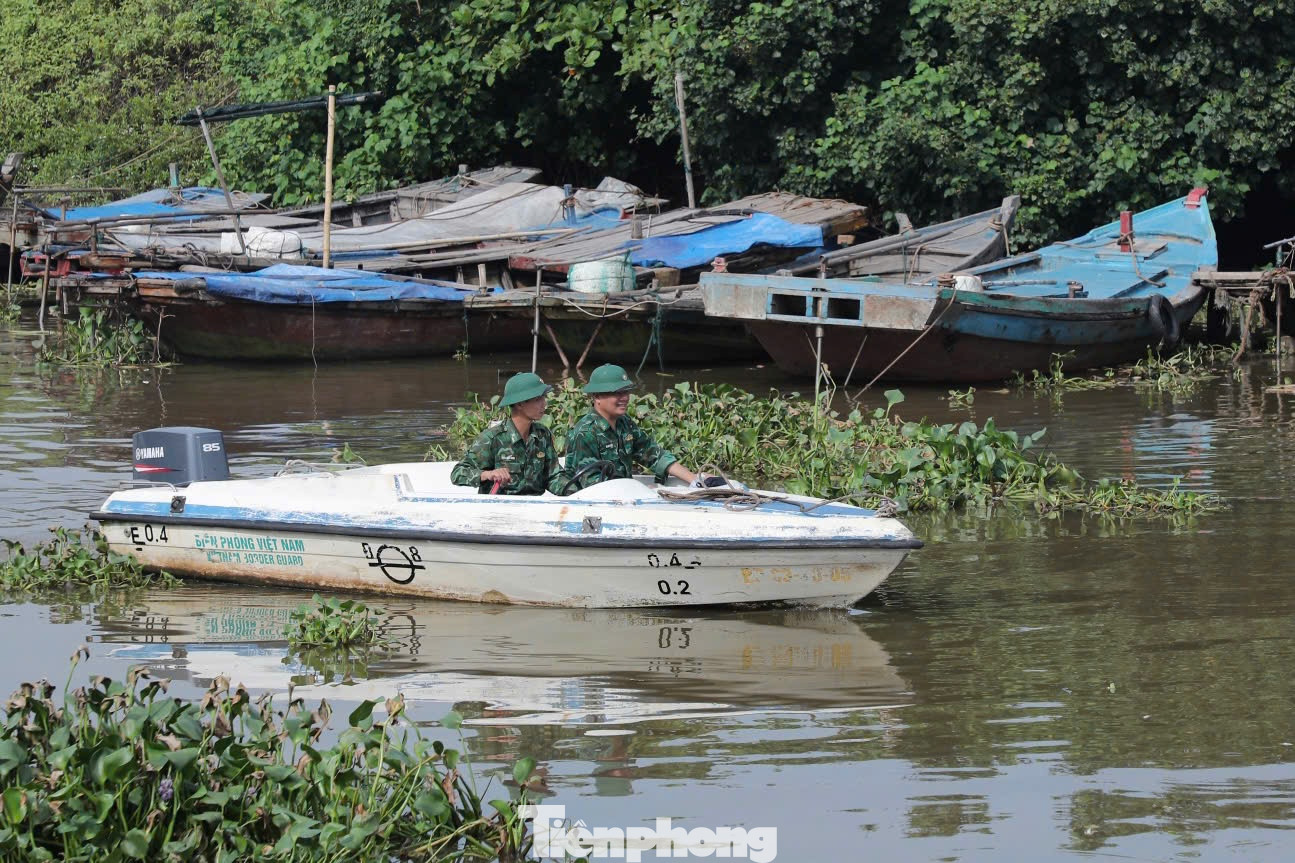 Các phương tiện ô tô, xuồng, ca nô được bố trí đầy đủ nhiên liệu để phục vụ công tác phòng chống bão và tổ chức tìm kiếm cứu hộ, cứu nạn. Các phương tiện ô tô, xuồng, ca nô được bố trí đầy đủ nhiên liệu để phục vụ công tác phòng chống bão và tổ chức tìm kiếm cứu hộ, cứu nạn.