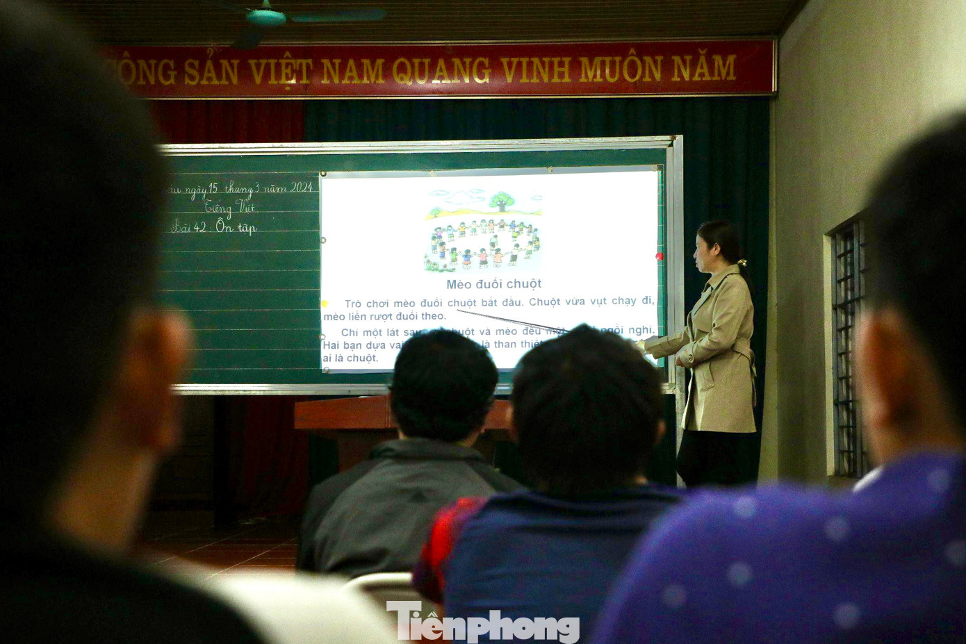 Trao đổi với phóng viên báo Tiền Phong, bà Nông Thị Hạnh, Phó Chủ tịch UBND xã Cúc Đường cho biết, sau khi rà soát số người chưa biết chữ, chính quyền địa phương đã chỉ đạo các tổ chức hội, đoàn thể đến từng hộ, gặp từng người để tuyên truyền, vận động. Thời gian đầu, có 45 người đăng ký tham gia lớp học, tuy nhiên đến nay, một số học viên đã tạm nghỉ vì lý do công việc. “Đa số họ là lao động chính trong gia đình, đi làm về muộn, hay tâm lý còn mặc cảm nên một số học viên đã tạm nghỉ. Chúng tôi sẽ kiên trì, phối hợp với phía nhà trường vận động họ tham gia lại lớp học chữ”, bà Hạnh thông tin.