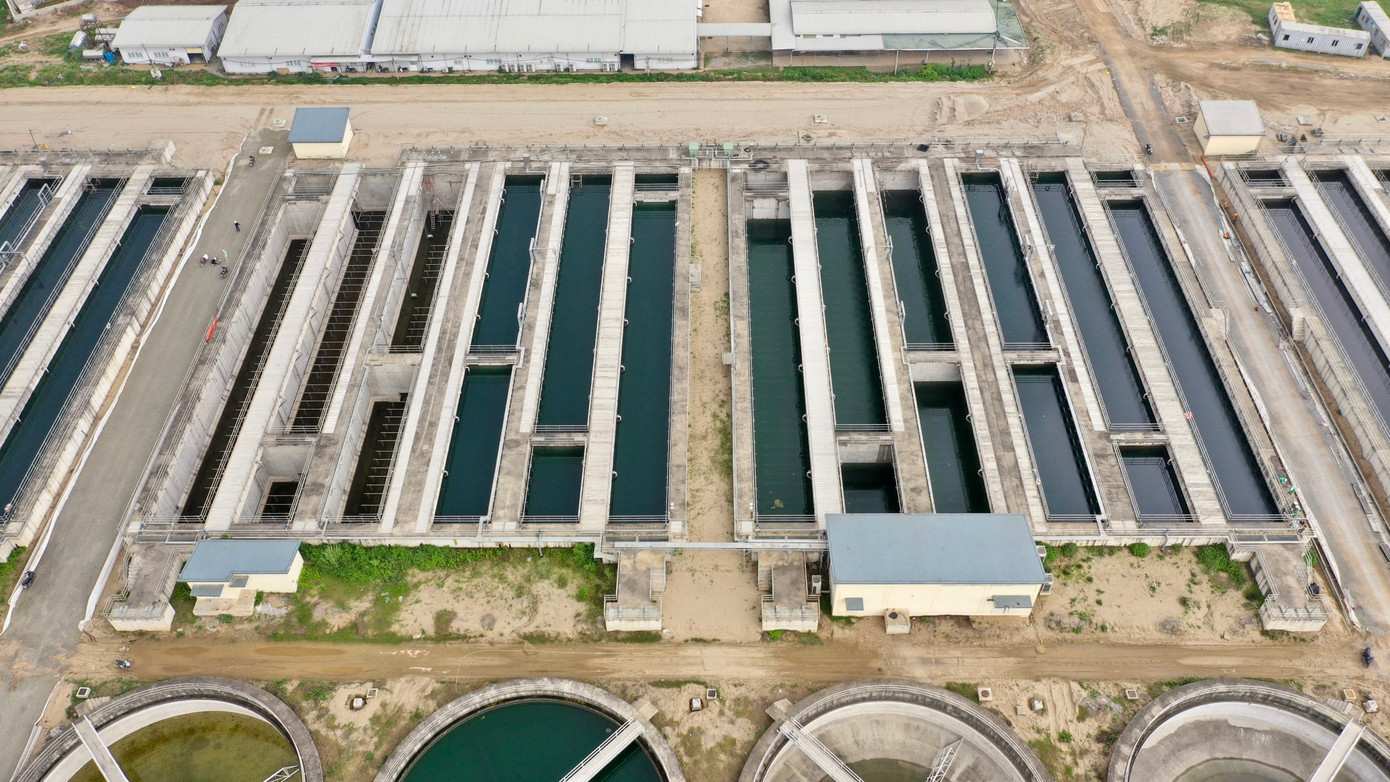 Nguồn nước sông Tô Lịch sau khi được thu gom sẽ được đưa về nhà máy xử lý nước thải Yên Xá để xử lý. Tại đây nước sẽ được xử lý với nhiều bước như vi sinh, lắng bùn, khử trùng... theo tiêu chuẩn của Nhật Bản.