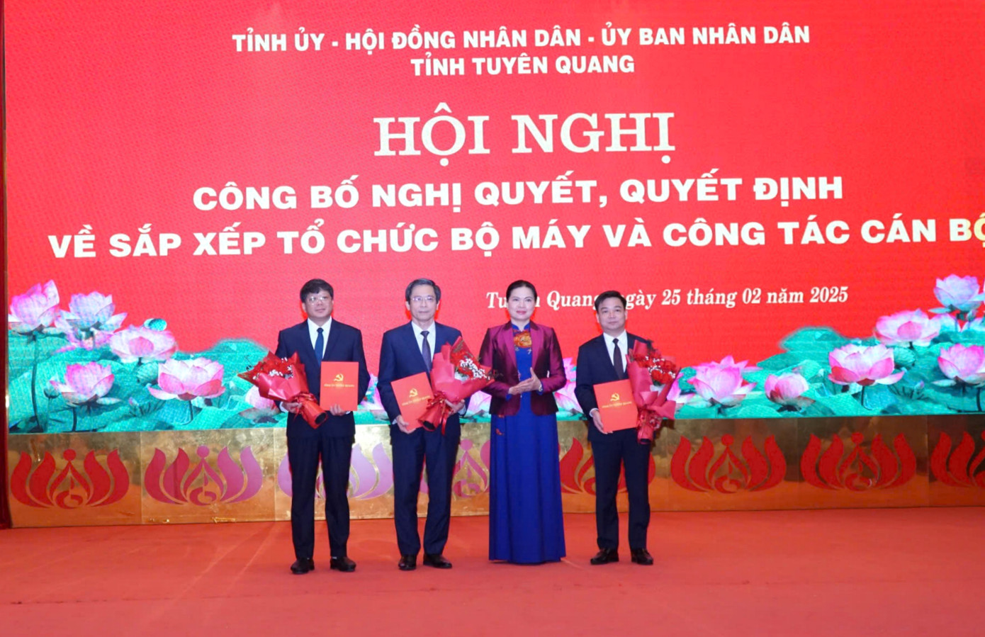 Bí thư Tỉnh ủy Tuyên Quang Hà Thị Nga trao quyết định cho các đồng chí Nguyễn Hưng Vượng, Tạ Đức Tuyên và Hà Trung Kiên. Bí thư Tỉnh ủy Tuyên Quang Hà Thị Nga trao quyết định cho các đồng chí Nguyễn Hưng Vượng, Tạ Đức Tuyên và Hà Trung Kiên.