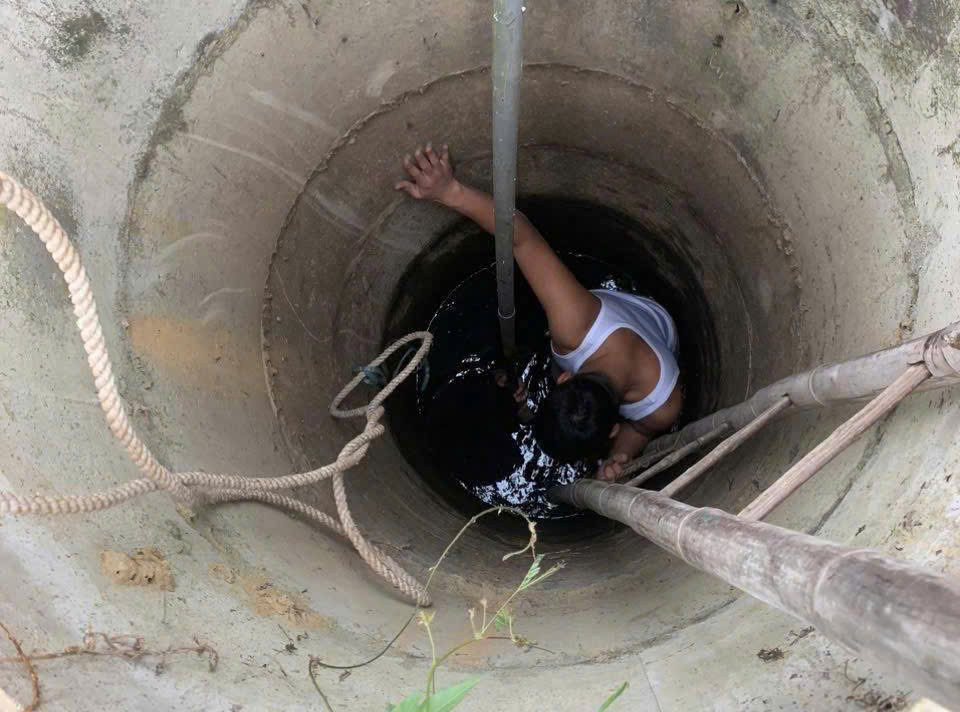 Lực lượng Công an xã An Khang, TP Tuyên Quang xuống giếng nước sâu để cứu bà Tu. Ảnh: Công an Tuyên Quang