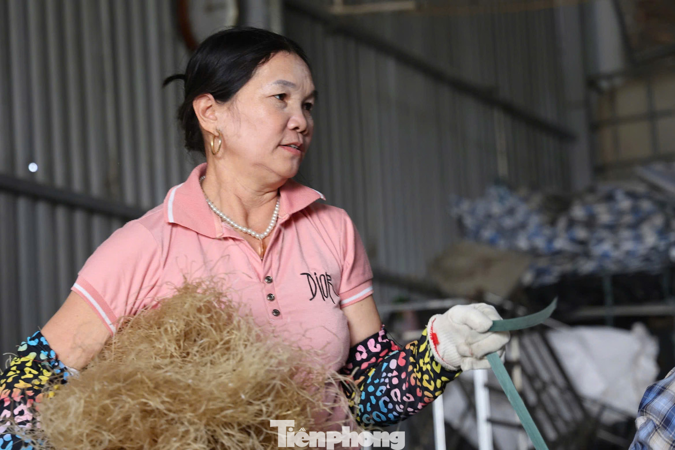 "Với nghề làm miến, trời càng nắng to, chúng tôi lại càng mừng. Nhưng nắng đẹp cũng đồng nghĩa với việc công việc phải gấp gáp hơn, không có thời gian nghỉ ngơi. Dịp Tết này, chúng tôi làm không ngơi tay, đến tận 3 giờ chiều mới tranh thủ giải lao một chút rồi lại tiếp tục", bà Đỗ Thị Hồng (lao động cơ sở Lập Tuyền) chia sẻ.