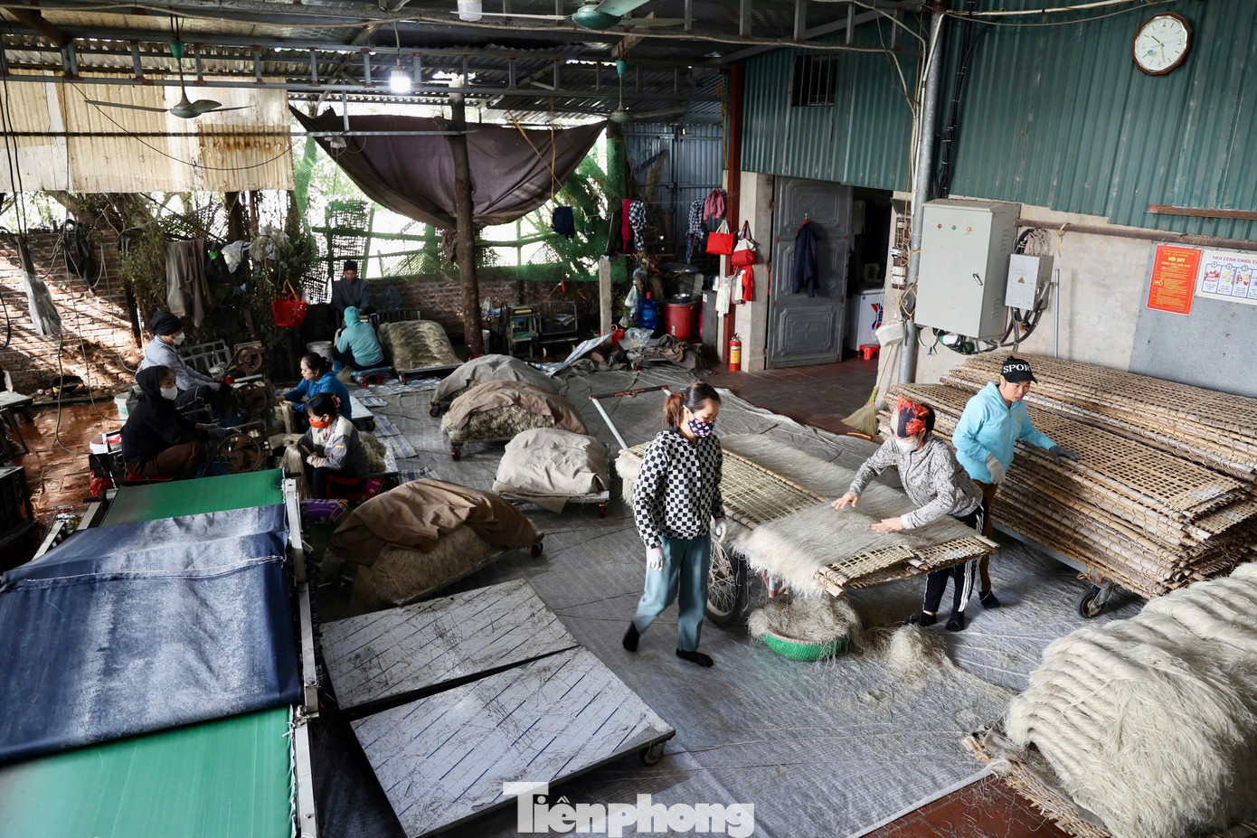 Dịp Tết, gia đình ông huy động 40 nhân công làm việc liên tục để kịp các đơn hàng từ khắp cả nước. "Hàng ít thì gửi xe khách, nhiều thì thuê xe tải hoặc container", ông nói.