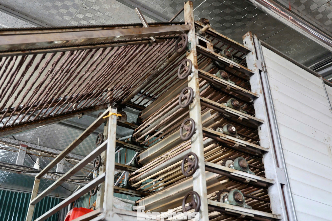 Gia đình ông Hạnh là hộ sản xuất lớn tại làng So, đã mạnh dạn đầu tư vào công nghệ hiện đại để nâng cao năng suất và chất lượng miến dong. Theo ông Hạnh, việc áp dụng máy móc, đặc biệt là hệ thống máy sấy, giúp gia đình ông không còn phụ thuộc nhiều vào thời tiết như trước. “Ngày xưa, miến phải phơi dưới nắng, chỉ cần trời mưa là coi như cả mẻ bị ảnh hưởng. Giờ có dàn máy sấy, chúng tôi tiết kiệm được rất nhiều thời gian, vừa đảm bảo chất lượng, vừa đáp ứng được tiến độ giao hàng”, ông Hạnh chia sẻ.