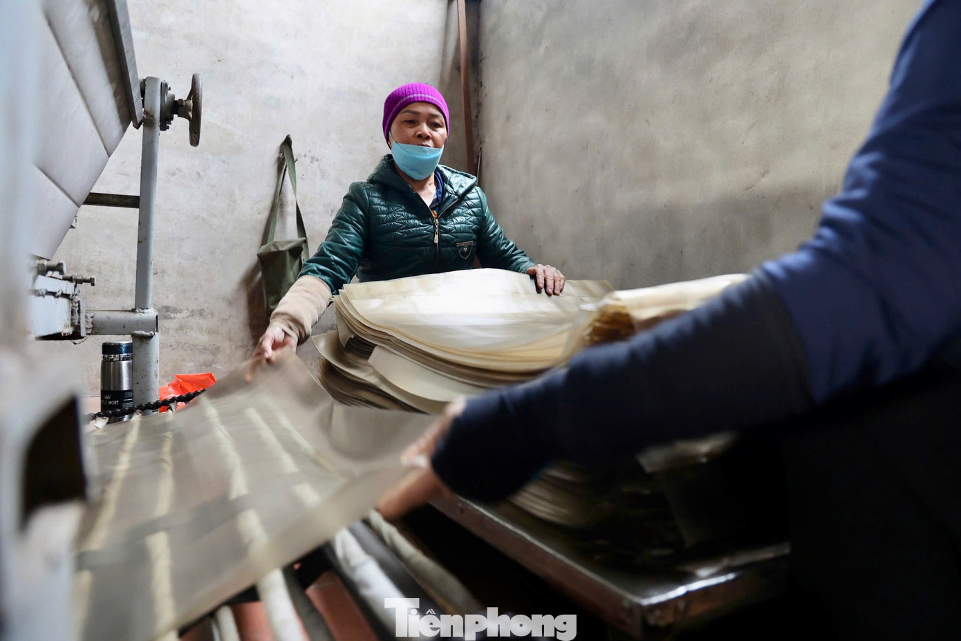 Gia đình ông Hạnh là hộ sản xuất lớn tại làng So, đã mạnh dạn đầu tư vào công nghệ hiện đại để nâng cao năng suất và chất lượng miến dong. Theo ông Hạnh, việc áp dụng máy móc, đặc biệt là hệ thống máy sấy, giúp gia đình ông không còn phụ thuộc nhiều vào thời tiết như trước. “Ngày xưa, miến phải phơi dưới nắng, chỉ cần trời mưa là coi như cả mẻ bị ảnh hưởng. Giờ có dàn máy sấy, chúng tôi tiết kiệm được rất nhiều thời gian, vừa đảm bảo chất lượng, vừa đáp ứng được tiến độ giao hàng”, ông Hạnh chia sẻ.