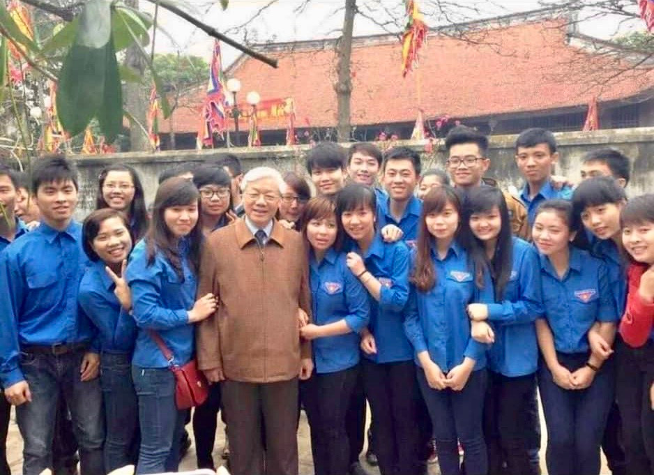Trong ảnh là lần Tổng Bí thư Nguyễn Phú Trọng về thăm quê, chụp ảnh lưu niệm cùng đoàn viên thanh niên thôn Lại Đà.