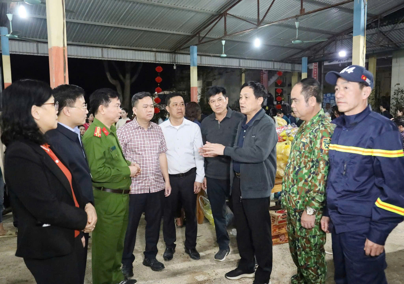 Ông Nguyễn Thế Giang, Ủy viên BCH Đảng bộ tỉnh, Phó Chủ tịch UBND tỉnh trực tiếp chỉ đạo công tác chữa cháy tại xã Hoàng Khai (Yên Sơn). Ông Nguyễn Thế Giang, Ủy viên BCH Đảng bộ tỉnh, Phó Chủ tịch UBND tỉnh trực tiếp chỉ đạo công tác chữa cháy tại xã Hoàng Khai (Yên Sơn).