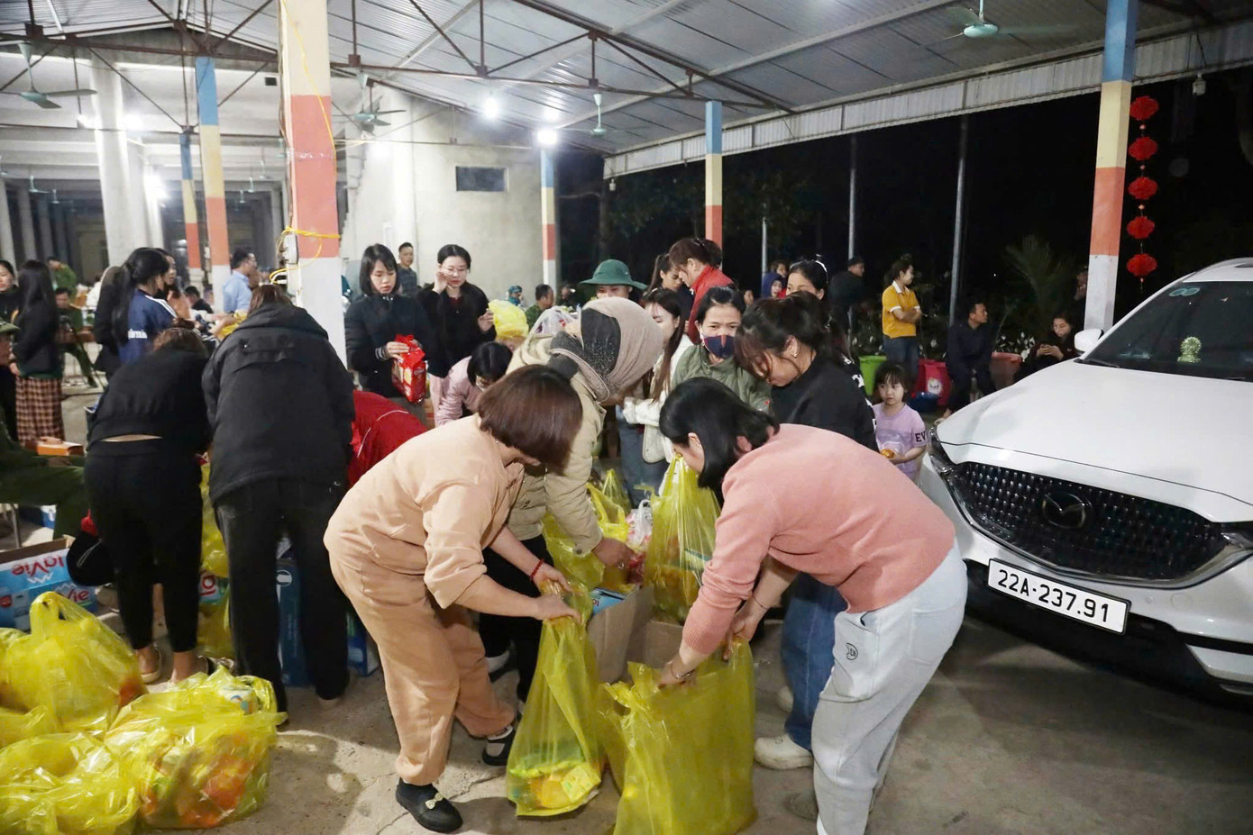 Lực lượng chức năng và người dân chuẩn bị lương thực tiếp tế cho lực lượng chữa cháy. Lực lượng chức năng và người dân chuẩn bị lương thực tiếp tế cho lực lượng chữa cháy.