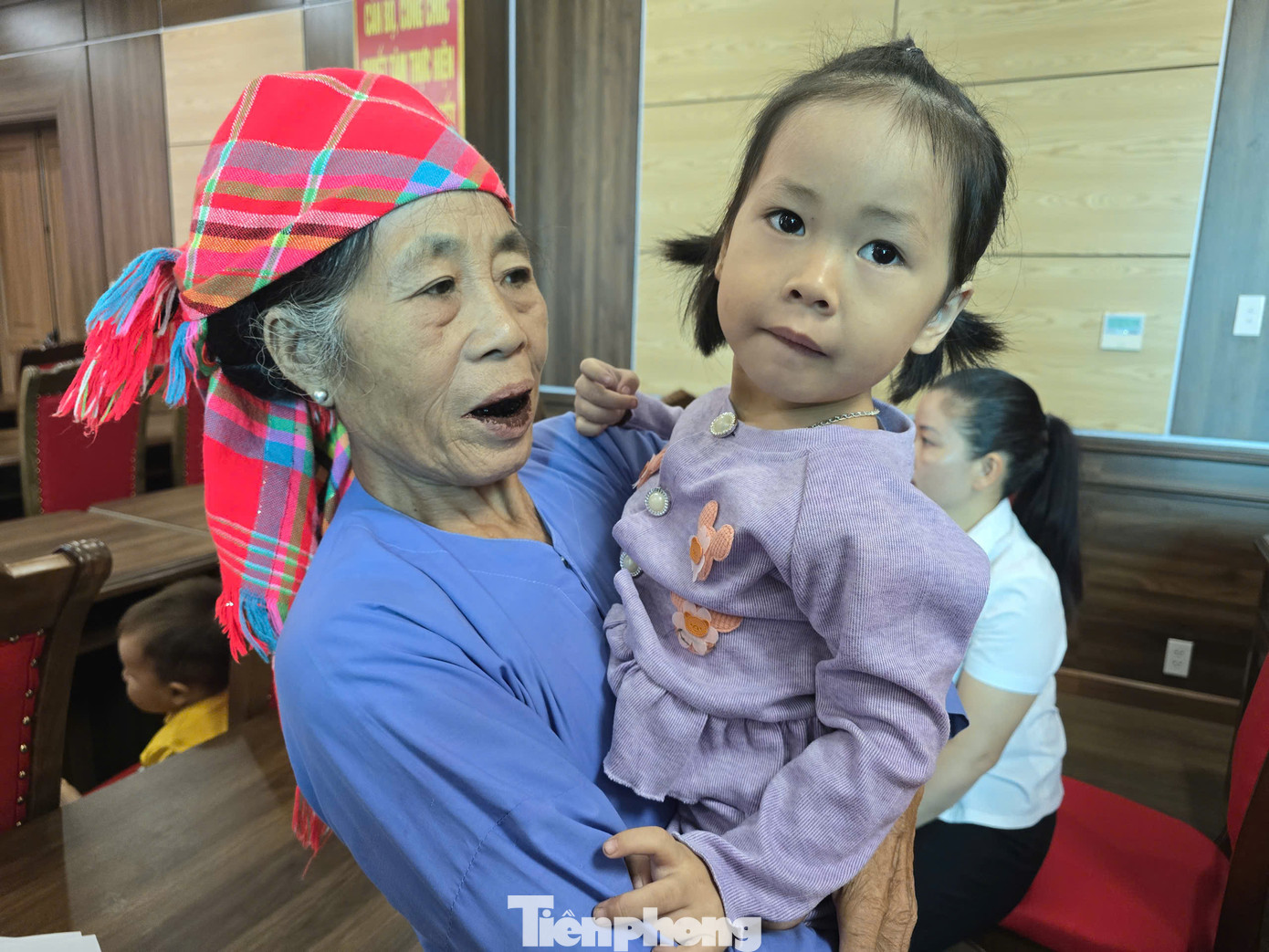 “Mấy ngày nay bị ốm, cháu cứ bảo sao bố mẹ lâu về thế! Cháu đang ở với bà, bà lo ăn uống cho cháu, còn các bác tối thay nhau đến ngủ cùng cháu. Bố mẹ đi làm xa nên cháu tự chơi, tự lập không mấy khi đòi bố mẹ hay ai bế cả”, bà Hà Thị Độ chia sẻ.