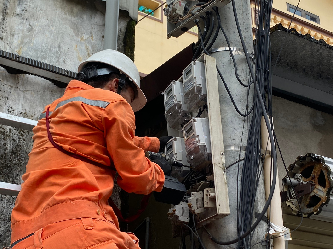 Hệ thống điện tại thôn được nhân viên điện lực kiểm tra, sửa chữa phòng ngừa sự cố.