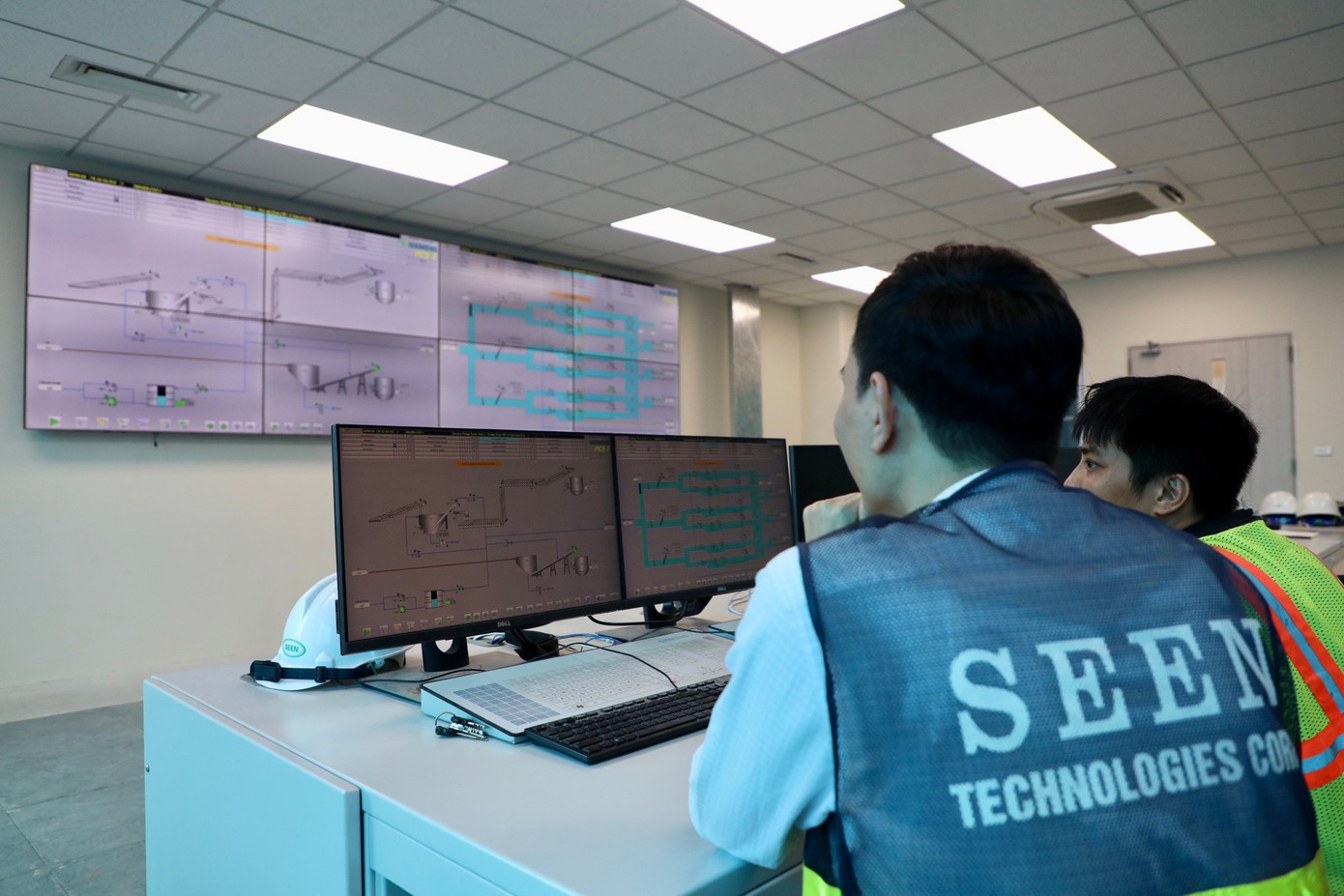 Bên trong phòng điều khiển nhà máy xử lý nước thải Yên Xá.