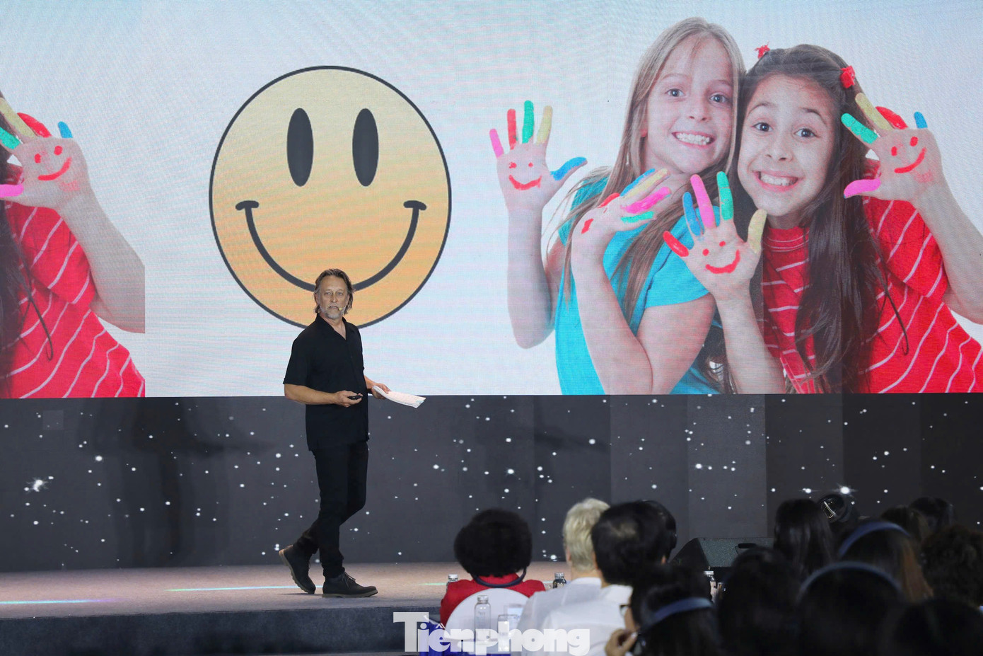 Thomas Hobson chia sẻ bài thuyết trình đầy cảm hứng mang tên “Đặt mục đích và hạnh phúc làm trọng tâm của giáo dục mầm non". Thomas Hobson chia sẻ bài thuyết trình đầy cảm hứng mang tên “Đặt mục đích và hạnh phúc làm trọng tâm của giáo dục mầm non".