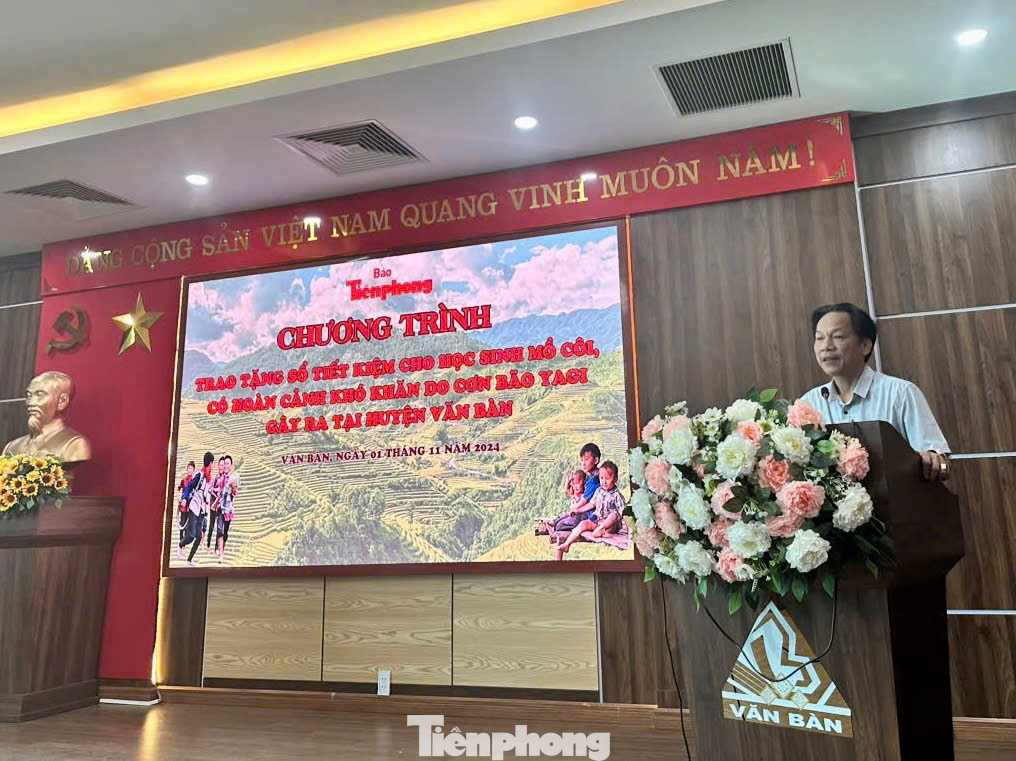 Báo Tiền Phong đã phối hợp với UBND huyện, Huyện Đoàn Văn Bàn (Lào Cai) và các đơn vị tổ chức trao sổ tiết kiệm do các nhà hảo tâm tặng các em học sinh mồ côi, có hoàn cảnh đặc biệt khó khăn do bão Yagi gây ra trên địa bàn.