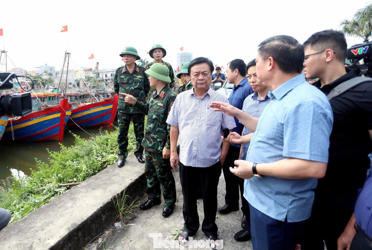 Bộ trưởng Bộ NN&amp;PTNT kiểm tra công tác ứng phó bão số 3 tại Thái Bình.