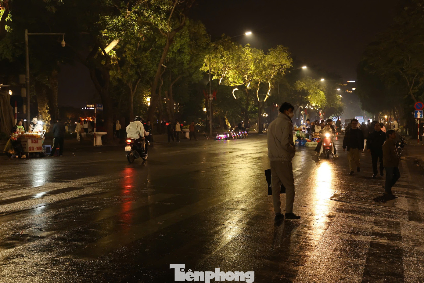 Chỉ sau vài giờ, các con phố giờ đây đã sạch bóng, trả lại không gian thoáng đãng, gọn gàng cho khu vực.