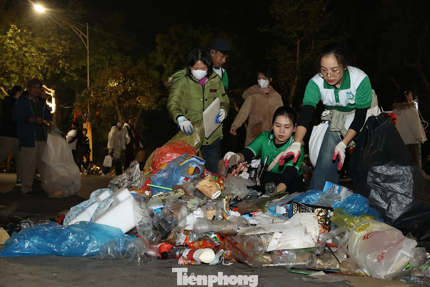 Phố Đinh Tiên Hoàng, Tràng Tiền, Quảng trường Cách mạng tháng 8, Quảng trường Đông Kinh Nghĩa Thục, nơi hàng ngàn người đổ về đón năm mới ngập rác thải như túi nilon, vỏ lon, chai nhựa, ống hút... Nhờ sự chung tay của các tình nguyện viên, nhân viên vệ sinh môi trường, chỉ sau vài giờ các tuyến phố đã sạch sẽ trở lại.