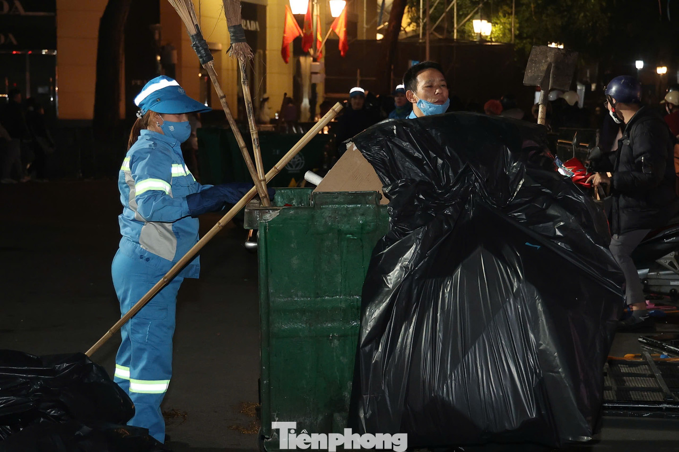 Chị Nguyễn Thanh Hà, nhân viên vệ sinh thuộc tại phố đi bộ Hoàn Kiếm chia sẻ: "Sau mỗi sự kiện lớn, các tuyến phố thường ngập trong rác thải, khiến công việc dọn dẹp của chúng tôi thêm phần vất vả. Nhưng nhờ có các bạn tình nguyện viên hỗ trợ, công việc của chúng tôi trở nên nhẹ nhàng hơn. Các bạn ấy làm việc rất nhanh, gọn gàng và sạch sẽ".