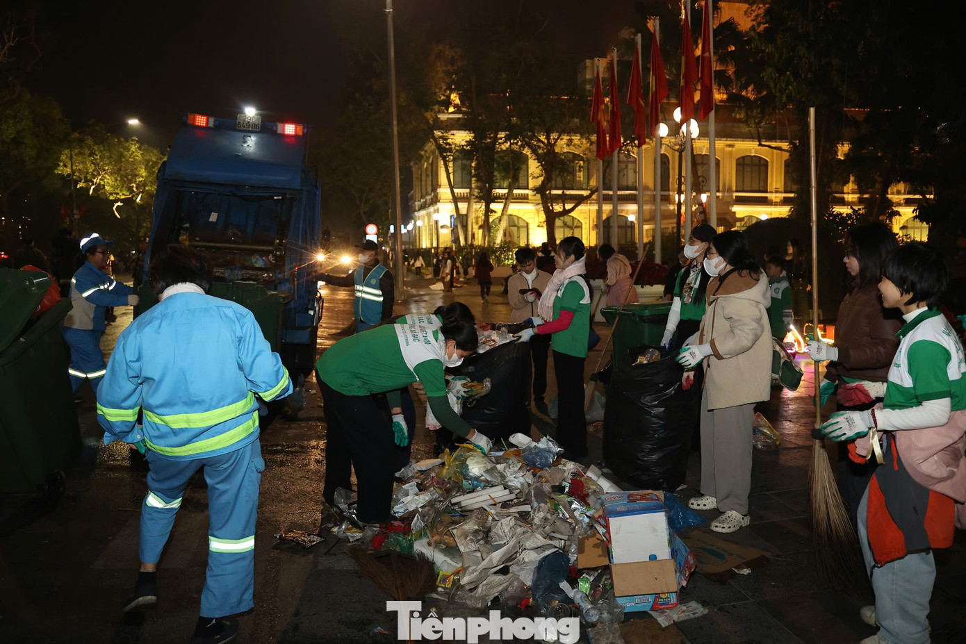 Rác được các bạn trẻ quét dọn, thu gom thành từng đống để công nhân vệ sinh môi trường dễ dàng xử lý.
