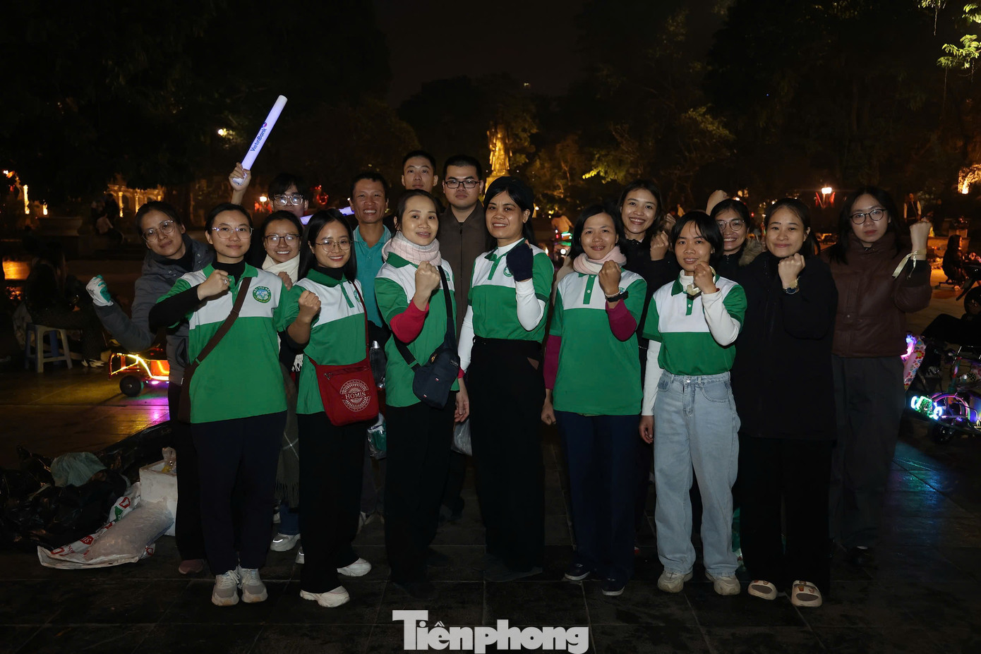 Các tình nguyện viên chụp ảnh kỉ niệm sau hoạt động dọn dẹp rác đường phố đầy ý nghĩa.