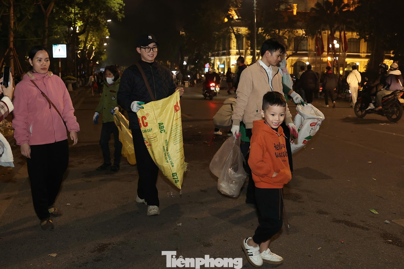 Thời tiết ngoài trời thời khắc chuyển giao năm mới chỉ hơn 10 độ C, nhưng mọi người đều hăng say dọn dẹp.