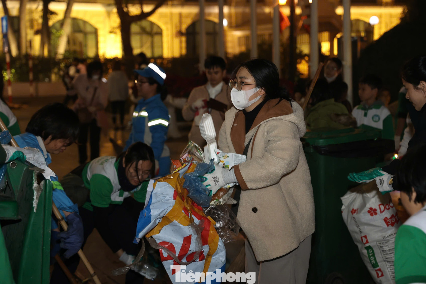 Bạn trẻ dọn rác sau đêm countdown.