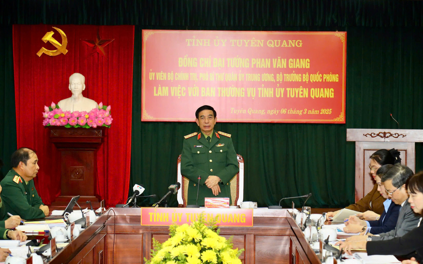 Đại tướng Phan Văn Giang làm việc với Ban Thường vụ Tỉnh ủy Tuyên Quang. Đại tướng Phan Văn Giang làm việc với Ban Thường vụ Tỉnh ủy Tuyên Quang.