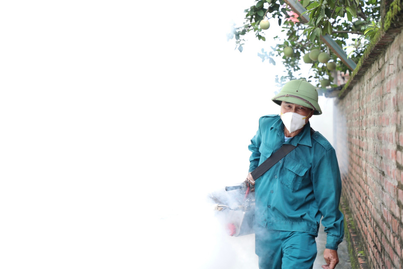 Công tác phun thuốc xịt muỗi được thực hiện trên toàn thôn Lại Đà.