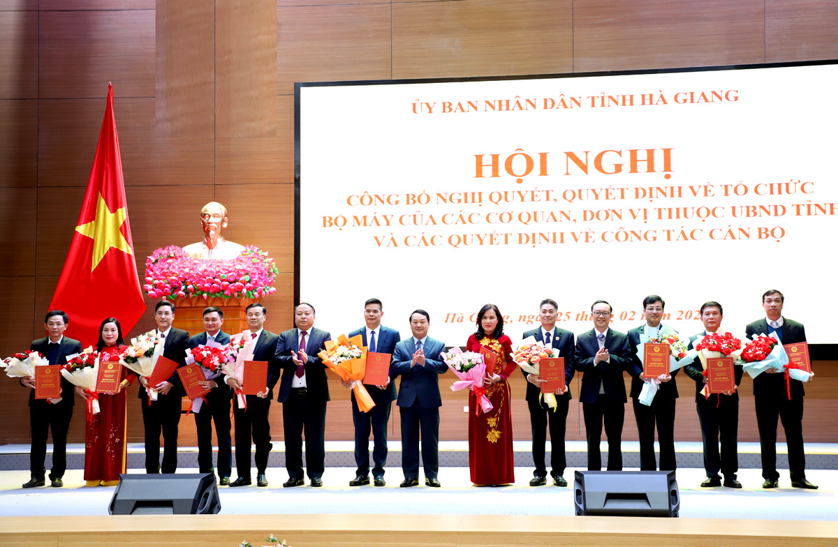 Lãnh đạo tỉnh Hà Giang trao Quyết định, tặng hoa chúc mừng các đơn vị được thành lập, tổ chức lại. Ảnh: Báo Hà Giang Lãnh đạo tỉnh Hà Giang trao Quyết định, tặng hoa chúc mừng các đơn vị được thành lập, tổ chức lại. Ảnh: Báo Hà Giang