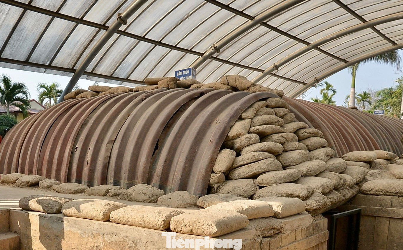 Nóc hầm lợp bằng các tấm ghi thép hình vòm, bên dưới là những bao cát xếp chồng lên nhau.